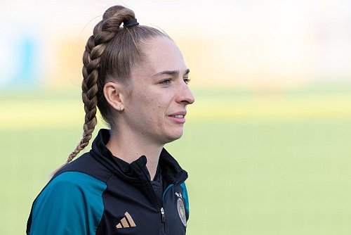 Innenverteidigerin Sophia Kleinherne von Eintracht Frankfurt könnte gegen England eine Option sein. - © Jürgen Kessler/dpa