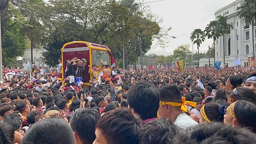 Die Katholiken auf den Philippinen sagen dem Schwarzen Nazarener heilende Kräfte nach. (Foto aktuell) - © Girlie Linao/dpa