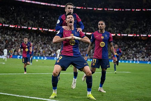Was für ein Auftritt des FC Barcelona gegen Real! Findet auch Robert Lewandowski (v). - © Altaf Qadri/AP/dpa