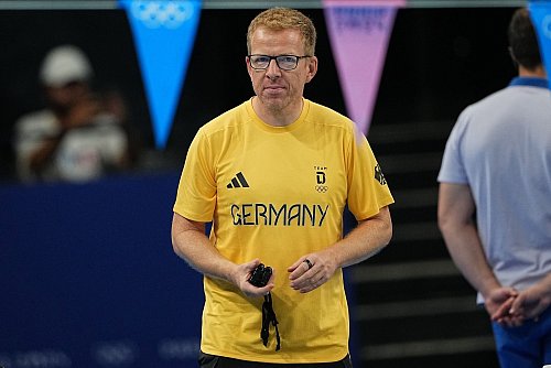 Trainer Bernd Berkhahn ist für Wellbrock nicht nur sportlich wichtig. - © Michael Kappeler/dpa