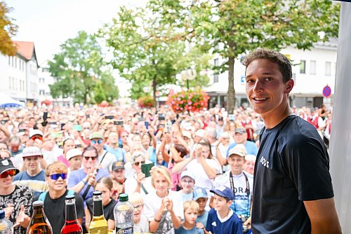 Florian Lipowitz wird in seiner Heimat begeistert empfangen. - © Marius Bulling/dpa