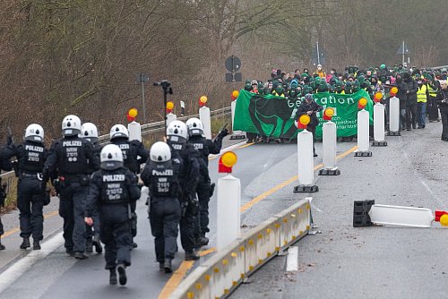 Polizei und Demonstranten treffen auf der B429 nahe der Lahnbrücke aufeinander. - © Lando Hass/dpa