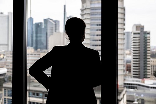Seng sieht den Handlungsbedarf vor allem in den Unternehmenskulturen, aber auch auf politischer Ebene. (Symbolbild) - © Hannes P. Albert/dpa