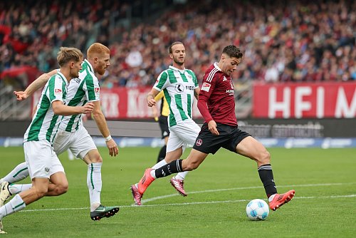 Der sehr agile Stefanos Tzimas (r) erzielt das 1:0 für Nürnberg. - © Daniel Löb/dpa