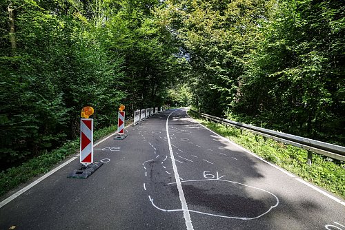 In dieser Kurve geschah der Unfall. Wie es dazu kommen konnte, wird noch ermittelt. - © Christoph Reichwein/dpa