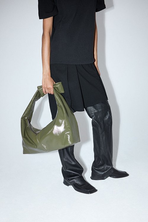 Metallicstoffe und Folieneffekte, wie bei der Tasche von Liebeskind Berlin, bilden einen spannenden Kontrast zu Casual Looks und werten das Outfit einfach auf (ca. 200 Euro). - © Shauna Summers/Liebeskind Berlin/dpa-tmn