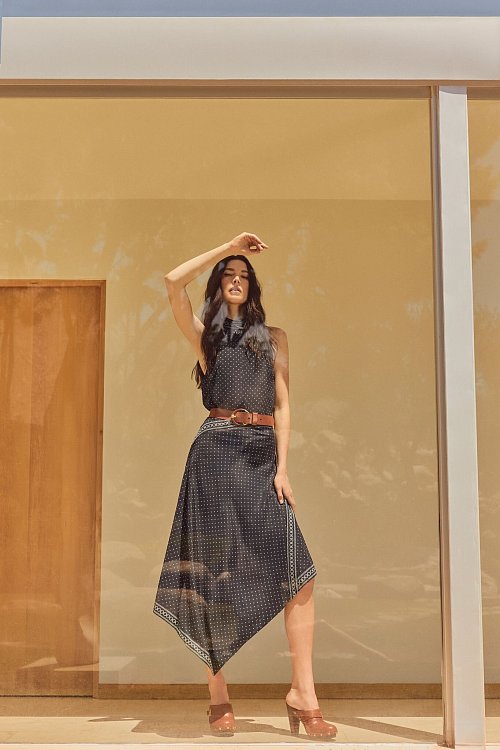 Polka Dots, wie auf dem Outfit von Veronica Beard, sind auch im Herbst und Winter 2025 ein angesagter Modetrend. Das verspielte Muster, das schon im Sommer beliebt war, bleibt uns auch in der kälteren Jahreszeit erhalten und erlebt ein regelrechtes Comeback (Neckholder-Top ca. 348 Euro, Rock ca. 548 Euro, Gürtel ca. 175 Euro, Clogs ca. 440 Euro). - © Veronica Beard/dpa-tmn