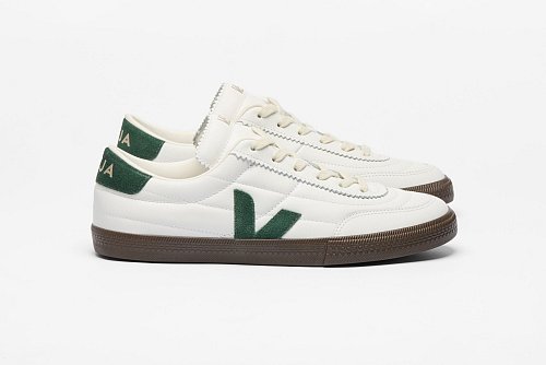 Während vor Kurzem noch Chunky Sneaker, also die mit XL-Sohle im Trend lagen, wird es jetzt dünn, schmal und fast schon futuristisch. Wie die Torpedo-Sneaker von Veja (ca. 140 Euro). - © Veja/dpa-tmn