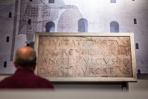 Nach römischem Vorbild: Die Inschrifttafel des Corveyer Klosters zeugt auch von der Antikenbegeisterung der Mönche von damals. - © Guido Kirchner/dpa