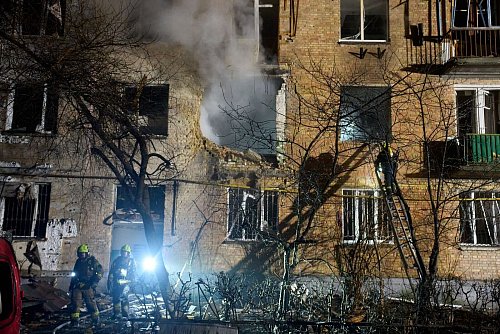 Mehrere Wohngebäude wurden bei den Angriffen beschädigt. - © Efrem Lukatsky/AP/dpa