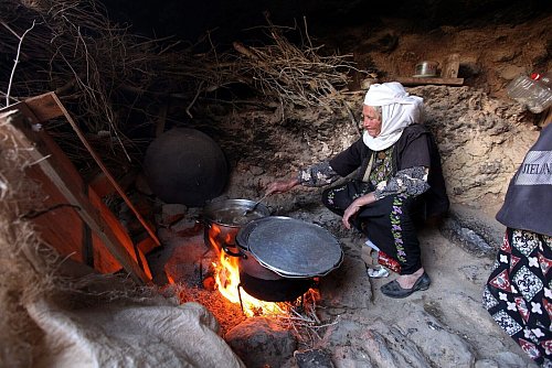 Entwicklungsländer sind von sauberen Energien auch für das tägliche Kochen oft noch abgeschnitten. (Archivbild) - © Abed Al Hashlamoun/dpa
