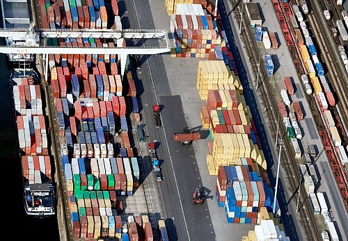 Die deutschen Exporte sind im November kräftig gewachsen (Archivbild). - © Bernd Thissen/dpa