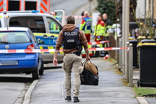 Der Einsatzort wurde großräumig abgesperrt - © Alex Talash/dpa