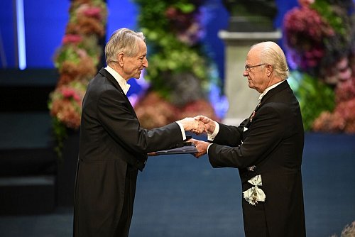Einer der Preisträger: Der KI-Grundlagenforscher Geoffrey Hinton, der hier den Nobelpreis von König Carl Gustaf überreicht bekommt. - © Pontus Lundahl/TT News Agency via AP/dpa