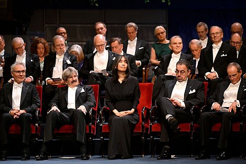 Die Südkoreanerin Han Kang (Mitte) ist die diesjährige Literaturnobelpreisträgerin. - © Henrik Montgomery/TT News Agency/AP