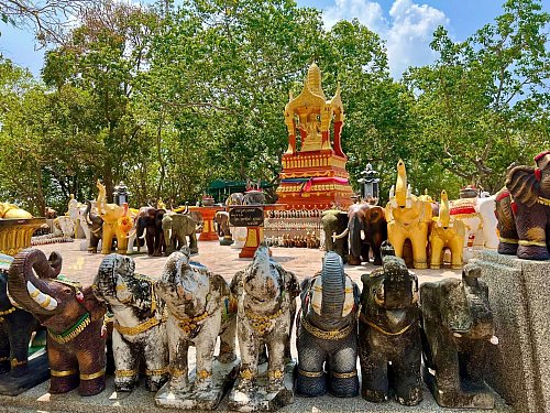 Elefanten gelten in Thailand als Glücksbringer und werden mit vielen Statuen geehrt. (Archivbild) - © Carola Frentzen/dpa