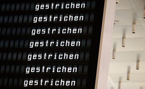 Zahlreiche Flüge wurden gestrichen. - © Julian Stratenschulte/dpa