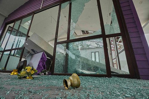 Unter anderem wurde in Thailand ein Krankenhaus getroffen. - © Sakchai Lalit/AP/dpa