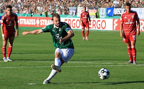 Per Elfmeter hatte Manuel Wintzheimer zum zwischenzeitlichen 1:0 für Schweinfurt getroffen. - © Karl-Josef Hildenbrand/dpa