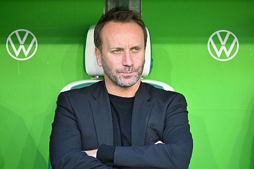 Muss viel nachdenken: VfL Wolfsburgs Sportchef Sebastian Schindzielorz - © Swen Pförtner/dpa