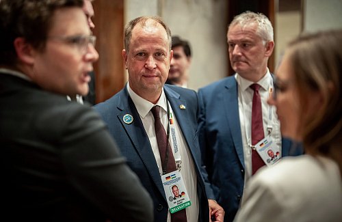 In seiner Rolle als Sonderbevollmächtigter begleitet Stamp gelegentlich auch Bundesinnenministerin Nancy Faeser (SPD) oder Kanzler Olaf Scholz (SPD) auf ihren Reisen, so wie hier in Usbekistan. (Archivbild) - © Michael Kappeler/dpa