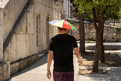Ein Schirm kann bei dem unsteten Wetter nicht schaden - © Socrates Baltagiannis/dpa