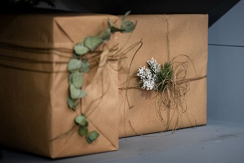 Recyclingmaterial eignet sich zum Verpacken und kann individuell gestaltet werden, gerne auch mit natürlicher Deko wie Tannenzweigen. - © Franziska Gabbert/dpa-tmn