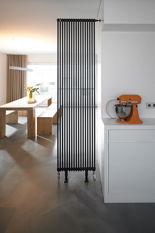 Mehr als nur eine Funktion: Heizkörper können auch als Raumtrenner dienen. - © Zehnder Group Deutschland GmbH, Lahr/BDH/dpa-tmn