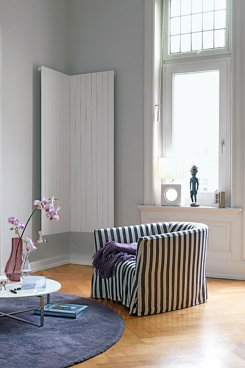 Geknickte Heizkörper passen perfekt in die Ecke. - © Thomas Bach/Zehnder Group Deutschland GmbH, Lahr/BDH/dpa-tmn