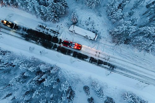 Der verschneite Unfallort. - © Erik Abel/TT News Agency/AP/dpa