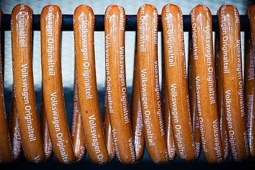 Schon bisher ist die Wurst aus der werkseigenen Fleischerei das meistverkaufte Produkt der Marke VW. - © Moritz Frankenberg/dpa