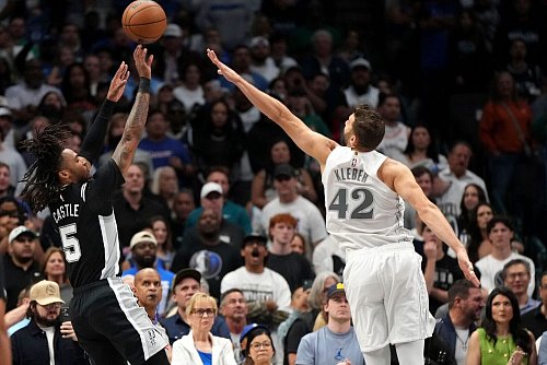 Maxi Kleber beendete mit den Dallas Mavericks eine Serie von zuletzt vier Niederlagen. - © Jeffrey McWhorter/AP/dpa