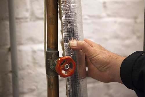 Keine wichtigen Details vergessen - auch die Heizungsrohre im Keller muss man richtig dämmen. - © Silvia Marks/dpa-tmn