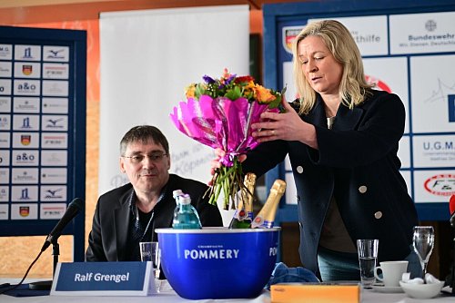 Blumen und Champagner zum Abschied. - © Sebastian Christoph Gollnow/dpa
