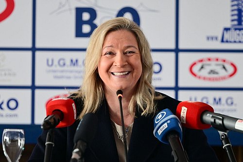 Verkündet lachend ihren Rücktritt: Claudia Pechstein. - © Sebastian Christoph Gollnow/dpa