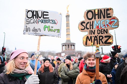 In Berlin und zahlreichen anderen Städten gab es am vergangenen Wochenende, bei denen kritisiert wurde, dass die Union im Bundestag Vorschläge zur Migrationspolitik zur Abstimmung gestellt hatte, bei denen eine Mehrheit ohne Stimmen der AfD nicht zu erwarten war. (Archivbild) - © Sebastian Christoph Gollnow/dpa