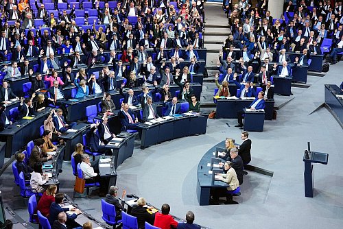 Am Freitag wurde die Bundestagssitzung für mehrere Stunden unterbrochen. Am Ende gab es aber doch keine Einigung zwischen Union, FDP, Grünen und SPD. Schließlich kam es zur Abstimmung über das «Zustrombegrenzungsgesetz» der Union. Der Entwurf fand keine Mehrheit. (Archivbild) - © Kay Nietfeld/dpa
