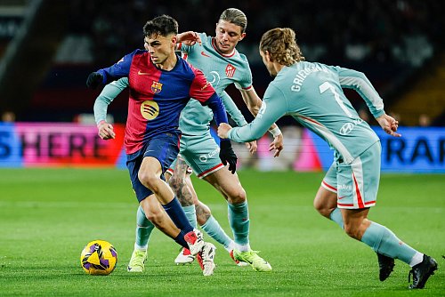 Barcelonas Torschütze Petri (links) war von Atlético oft nicht zu stoppen - © Joan Monfort/AP/dpa