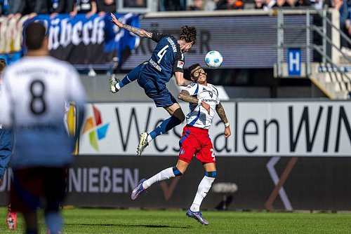 Hart umkämpftes Spiel: Paderborns Calvin Brackelmann (l) stoppt HSV-Torjäger Davie Selke. - © David Inderlied/dpa