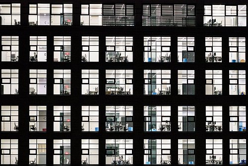 Viele Menschen arbeiten seit der Corona-Pandemie nur noch teilweise im Büro (Archivfoto). - © Andreas Arnold/dpa