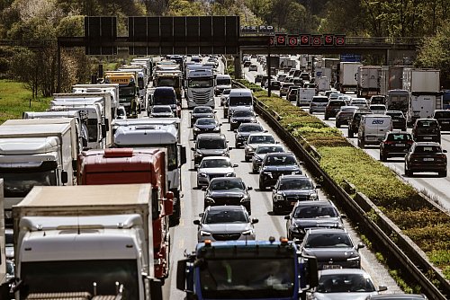 Die Baustellen und Staus haben auf den Autobahnen in NRW laut einer ADAC-Auswertung deutlich zugenommen. (Archivbild) - © Oliver Berg/dpa