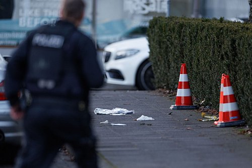 Ein Polizeibeamter stand am Tatort in der Innenstadt. In der Nähe des Landgerichts Bielefeld waren Schüsse gefallen. (Archivbild) - © Friso Gentsch/dpa