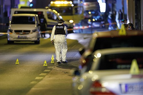 Bis in die Nacht waren die Experten der Spurensicherung vor Ort. (Archivbild) - © Friso Gentsch/dpa