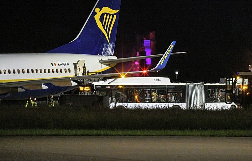 Das Unwetter über Süddeutschland zwang eine Ryanair-Maschine zum außerplanmäßigen Stopp. - © Jason Tschepljakow/dpa/dpa-tmn