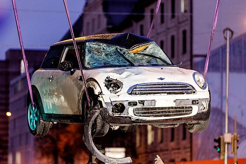 Mit diesem Auto fuhr der Täter von hinten in den Demonstrationszug. Eine Mutter und ihr Kind starben inzwischen an den Folgen ihrer schweren Verletzungen. - © Matthias Balk/dpa