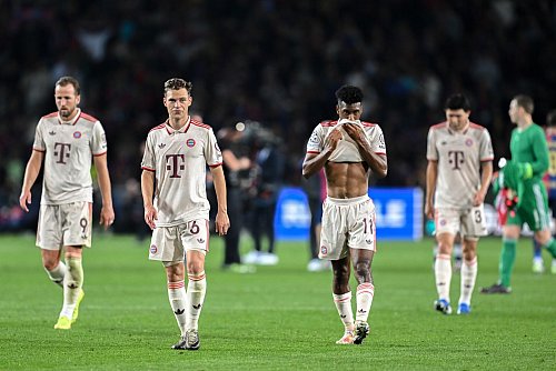 Ende eines Frust-Abends: Die Bayern-Verlierer um Joshua Kimmich (2.v.l.). - © Sven Hoppe/dpa