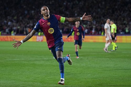 Barcelonas Kapitän Raphinha wurde zu Bayerns Drei-Tore-Schreckgespenst. - © Emilio Morenatti/AP