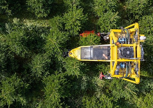 Mit seinem Baumschultraktor fährt Robert Kleinstäuber vom Weihnachtsbaumhandel «een Baum aus Sachsen» durch eine Plantage mit Nordmanntannen. - © Robert Michael/dpa