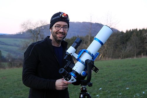 Per Teleskop auf Sternenjagd: Hobby-Astronom und Astro-Fotograf Stefan Schwope. - © Bernd F. Meier/dpa-tmn