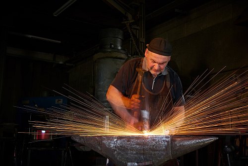 Weiht die Gäste in sein Handwerk ein: Kunstschmiedemeister Hubertus Dünnebacke. - © Klaus-Peter Kappest/Schmallenberger Sauerland Tourismus/dpa-tmn